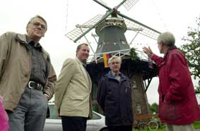 Brgermeister Hans Schuster, Landrat Henning Schultz und Samtgemeindedirektor Harm Poppen mit dem Vereinsvorsitzenden Holger Rathmann an der Mhle