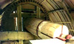 Flgelwelle und Kronrad im Innern der Kappe